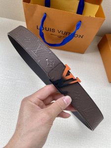 特P200 Lv原单头层牛皮压老花面，内衬头层小牛皮底，搭配原单刚扣 专柜宽度