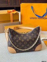 复刻版 牛皮 全钢 Lv Boulogne邮差包 牛角包 新款的 Boulogne Size 对比之前小了，但完全不影响它的容量。设计上多加了金色链条 发8，增