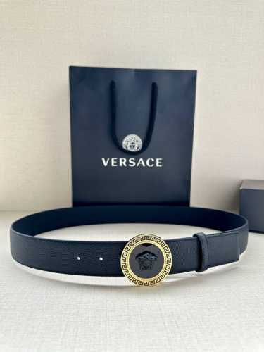 特 宽度4.0Cm Versace 范思哲 此款柔软的皮带饰3D美杜莎腰带扣，可搭配正装或休闲牛仔装。