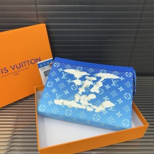 Louisvuitton 路易威登 Lv Pochette Voyage 蓝天白云印花手袋男士手拿包 洗漱包 实物拍摄 原厂原版面料 配送 礼盒 27 X 21