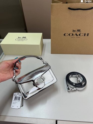 Coach 酒神新 款Tabby 火了很多年的Tabby酒神出小号啦 手提和斜挎，依然可以两用超喜欢Mini的小包包D-304尺寸15×8折叠盒