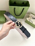 带宽3.8Cm Gucci 互扣式双G原单镶钻钢扣腰带，采用热压印技术的Gucci Signature皮革精制而成，触感厚实，印花图案清晰分明。五金厚度：6.0