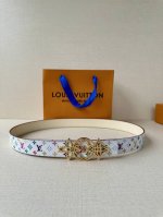 3.0宽 Lv 双面腰带取材缝线皮革和 小黑花 小白花帆布 新款珐琅搭扣映衬榄尖形腰带末端，为纤细设计注入柔美风情。