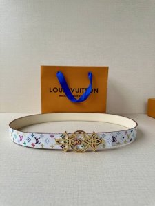 3.0宽 Lv 双面腰带取材缝线皮革和 小黑花 小白花帆布 新款珐琅搭扣映衬榄尖形腰带末端，为纤细设计注入柔美风情。
