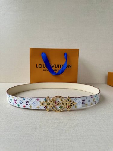 3.0宽 Lv 双面腰带取材缝线皮革和 小黑花 小白花帆布 新款珐琅搭扣映衬榄尖形腰带末端，为纤细设计注入柔美风情。