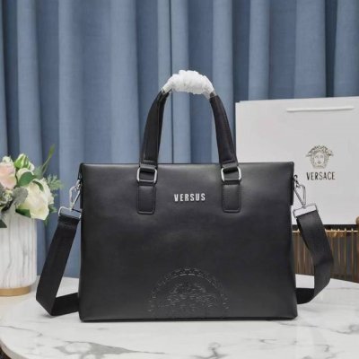 新品范思哲男士上品手提斜挎包专柜热销爆款，请认准皮质和细节，高端大气上档次原版质量原版牛皮 和高档进口五金，皮质，柔软，手感超好 高档、大气、超有型 独家：首发