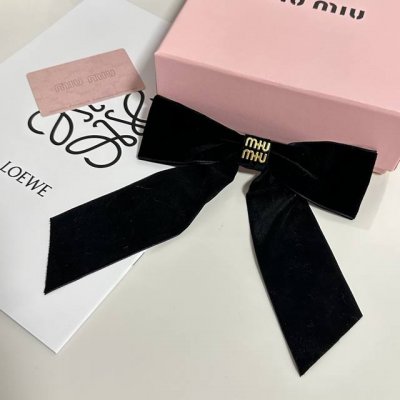 特 配专柜包装 Miumiu 缪缪 官网同款最新蝴蝶结五金丝绒发夹# 信我！人手必备的单品 这件必须买 洋气神仙颜值 小仙女要收了它，谁戴谁好看～