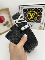 品名：Lv..路易..威登原单 材质：原单牛皮腰带 百分百头层牛皮腰带保证真皮，24K纯钢扣，专柜原单品质、做工精细，时尚大牌，送人自用首选包装： 请认准如图专
