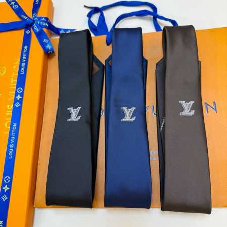 Lv官方新款男士领带系列 Lv字母提花领带 ，稀有展现精湛手工与时尚优雅的理想选择，这款领带将标志性的路易威登Damier图案以同色调手法演绎的更显雅致风范。让 - 点击图像关闭
