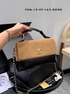 升级版！ 尺寸28.18Cm 香奈儿Chanel 25A口盖包Hobo链条包 这只25A高级手工坊双拼，复古拼黑色的纵向撞色设计，像被月光晕染的水墨画渐变层次，
