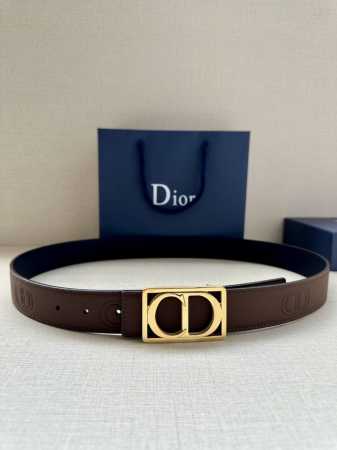 特 宽度3.5cm Dior 这款腰带扣是春、秋季新品，采用金属覆层纯不锈钢打造镂空金属饰牌，中间突显 CD Icon 标志。可与各式 35 毫米腰带搭配，提升 - 点击图像关闭