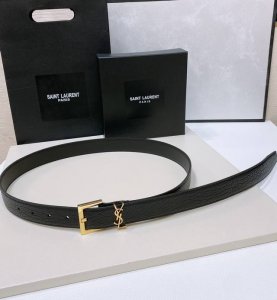 特 Salnt.Laurent.Paris. Le Cassandre树皮纹皮革腰带 腰带搭配可调节加长方扣和Le Cassandre环扣。镌刻圣罗兰 Pari
