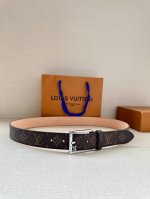 本款3.4宽腰带取材路易威登经典 Monogram 帆布，为圆润搭扣镂刻 Lv 字母 Monogram 帆布 正绒面革内衬 金属件 搭扣镂刻 Lv 字母