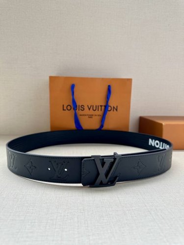 特 本款40毫米宽 Lv Initiales 双面腰带拥有 Xl Epi 皮革的较大粒面纹理，以移印工艺描绘路易威登标识，翻转即现 Monogram 压纹图案，