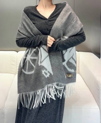 Hermes 爱马仕重磅推荐 %羊毛材质非常保暖 柔软亲肤，不扎脖经典双面设计，一条围巾两种风格男孩女孩通用，Size：30* Cm满满的爱