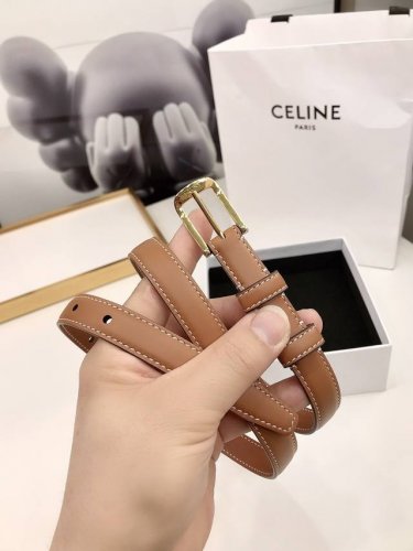 Celine瑟琳女士新款，光滑小牛皮腰带，金色可调节皮带扣，宽度1.8Cm。