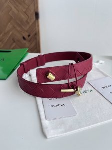 Bv 2025最新款女士编织Andiano腰带 纯手工Intreccio大格子编织 搭配标志性纽结搭扣 长度可调节伸缩 宽度3厘米 颜色: 红色