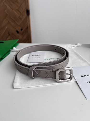 Bv 2025最新款女士编织腰带 纯手工Intreccio大格子编织 双面意大利小牛皮搭配日字型微复古银色针扣 可活动皮环 皮带宽度2Cm 颜色: 海燕灰