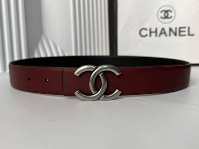 Chanel香奈儿 双面小牛皮腰带双面可用，拥有经典双C挂扣设计，简约而时尚，适合各种场合佩戴。3.0Cm