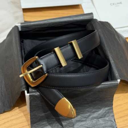 凯旋门女士腰带 这款采用牛皮革底部采用牛剖层革，圆形搭扣，2个金属环扣和1个金属尖头装饰，第一个圆环底部镌刻品牌标志. 宽度2.5Cm - 点击图像关闭