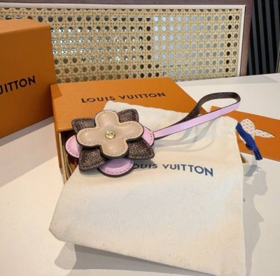 新品M02136 Louis Vuitton 路易威登Lv小花 花卉 My Monogram Layers包挂 多功能挂饰 钥匙挂件 Pu材质 My Monog