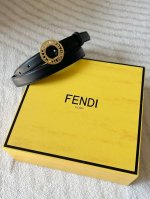 特 Fendi 芬迪 女士小腰带 宽2.0Cm 采用双面光滑头层小牛皮 亮面金色镂空圆形金属搭扣