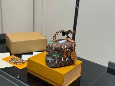 折叠盒 原版来啦 Lv Nice Vanity化妆包 原版五金 Size:18*13Cm 搭配肩带