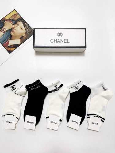 配包装 一盒5 双 Chanel 香奈儿 经典字母Logo 纯棉短袜 ，Ins超火爆短袜，纯棉面料，潮人必备 ，经典配色 个性时尚百搭款，你值得拥有哦