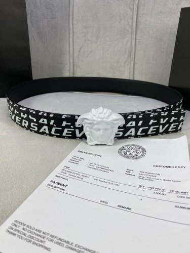 宽度4.0Cm Versace 范思哲 此款palazzo腰带采用牛皮革面料制作，并饰有le Pop Classique图案印花和标志性的美杜莎五金配件。