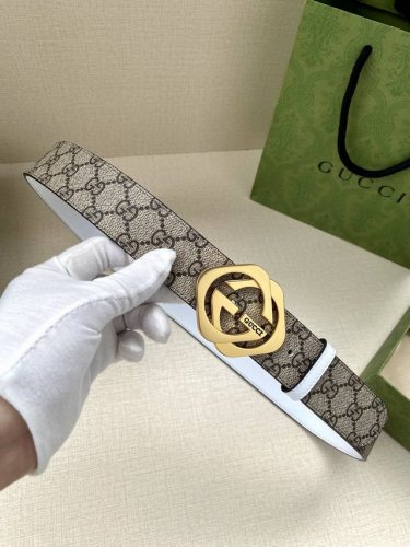 宽度4.0 Cm Gucci Gg Marmont系列每一季都会推陈出新，为灵感源于70年代的标志性Gg配件注入现代精髓。这款Gg Supreme帆布腰带反面采
