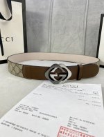 宽度4.0Cm Gucci 这款腰带在早秋系列中惊艳亮相，采用以标志性米色乌木色组合呈现的品牌双G字母交织图案，与黑色皮革材质相得益彰。双G菱形砂扣采用做旧效果