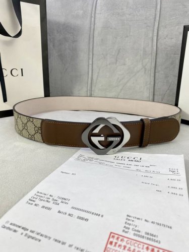 宽度4.0Cm Gucci 这款腰带在早秋系列中惊艳亮相，采用以标志性米色乌木色组合呈现的品牌双G字母交织图案，与黑色皮革材质相得益彰。双G菱形砂扣采用做旧效果