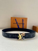 特 4.0宽 Lv Shape 双面腰带以 Monogram Playground 帆布展现经典元素的当代姿采，尽释皮具系列的盎然活力。牛皮革增添沉稳一面，Lv