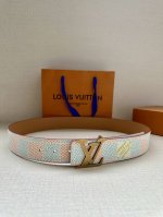 4.0宽 本款 Lv Initials 双面腰带凝聚 Pharrell Williams 对典藏设计的灵感探索，通过焕新 Damier 图案和 Marque L