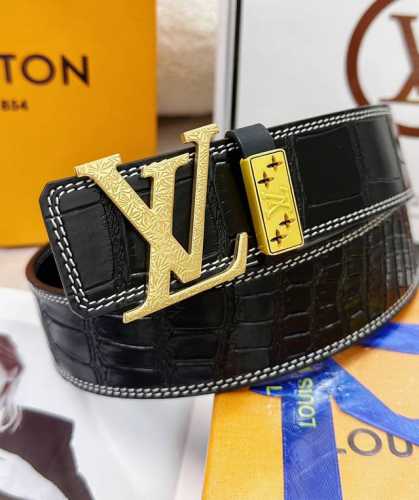 皮带：Lv..路易..威登顶级复刻. 腰带：原单品质百分百头层牛皮，保证真皮。雕花工艺.真空电镀.永不掉色.24K纯钢扣头层鳄鱼皮纹路双面可用专柜同等质量， 送