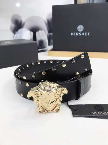 皮革腰带，以经典 Versace 美杜莎头像装饰，皮带配有闪亮五金，增添造型魅力。完美时尚必备单品。4.0宽