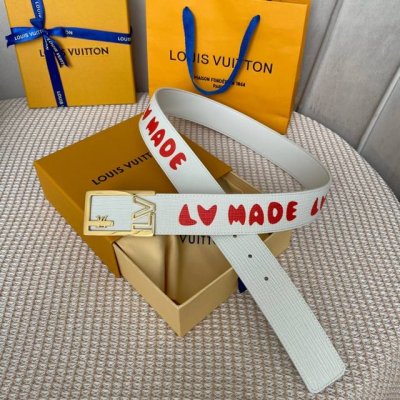 寬40Mm 同步新款！Lv Shape雙面腰帶以全新togo荔枝紋小牛皮 壓花絲印而成的藍色大logo圖案 搭配亮光lv Shape搭扣 外形時尚.正裝和便裝皆
