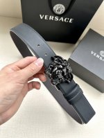 特 宽度4.0Cm 范思哲这款荔枝纹柔软头层皮饰带搭配一枚经典美杜莎带旋转尾夹扣。本季标志性的Versace饰件点缀其上，此带方可两面佩戴！
