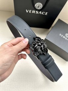 特 宽度4.0Cm 范思哲这款荔枝纹柔软头层皮饰带搭配一枚经典美杜莎带旋转尾夹扣。本季标志性的Versace饰件点缀其上，此带方可两面佩戴！