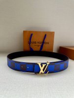 特 本款 Lv Initiales 双面腰带出自 春夏男装秀场，为 Damier Pop 帆布浸染潮流新色，翻转可见光滑素雅牛皮革。Lv 字母搭扣与崭新 Lou