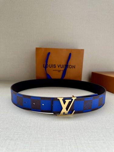 特 本款 Lv Initiales 双面腰带出自 春夏男装秀场，为 Damier Pop 帆布浸染潮流新色，翻转可见光滑素雅牛皮革。Lv 字母搭扣与崭新 Lou