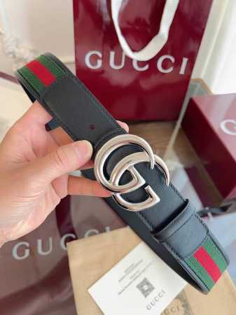 Gucci 这款男士腰带亮眼吸睛，是2026早春系列之一。腰带扣设有一个销钉，可轻松翻转互扣式双G造型配件。一面为红绿织带帆布，另一面为黑色皮革，宽度4Cm - 点击图像关闭
