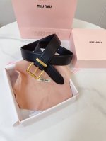 特 缪缪Miumiu专柜新款 这款皮革腰带是提升别致造型品味的理想之选。醒目的刻字五金徽标搭配方型针扣，手感柔软细腻的小牛皮。非常时尚百搭 宽:3.5Cm