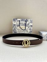 特 宽度3.5Cm Dior 这款金属覆层黄铜腰带扣是春季系列新品，致敬经典的 Oblique 图案。可与各式 35 毫米腰带搭配，彰显优雅气质与视觉风格。