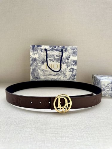 特 宽度3.5Cm Dior 这款金属覆层黄铜腰带扣是春季系列新品，致敬经典的 Oblique 图案。可与各式 35 毫米腰带搭配，彰显优雅气质与视觉风格。