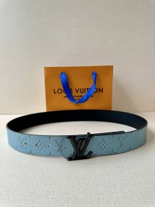 4.0宽 Lv Dimension Monogram HéRitage 双面腰带拼接素净皮革和 Monogram 涂层帆布，呈现经典设计的崭新演绎。品牌元素焕现
