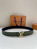 3.4宽 路易威登经典元素。中央 Lv 字母搭扣释放瞩目哑光亮泽。双面牛皮革点缀精雅 Monogram 压纹，彰显品牌精湛匠艺 双面设计一面 Taurillon