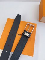 Lv 商务休闲款男士精品腰带 ，百搭配饰，带身宽3.5Cm ，针扣系列款式，高端品质 ，带身采用进口原版头层牛皮底制作 ，手感细腻 ，配有精致做工原版扣 ，耐用
