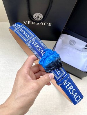 宽度4.0Cm 范思哲 此款粒面牛皮革腰带饰有一枚彩色3D美杜莎腰带扣和代表不断演进的Gold Hibiscus印花 用芙蓉花对往季的Barocco印花加以重新
