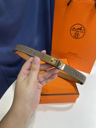 特P180 H 新款 Kelly Garden Party 18腰带 镂孔Epsom小牛皮腰带，搭配镀金Kelly皮带扣。 精致镂孔与花卉图案为Kelly腰带增